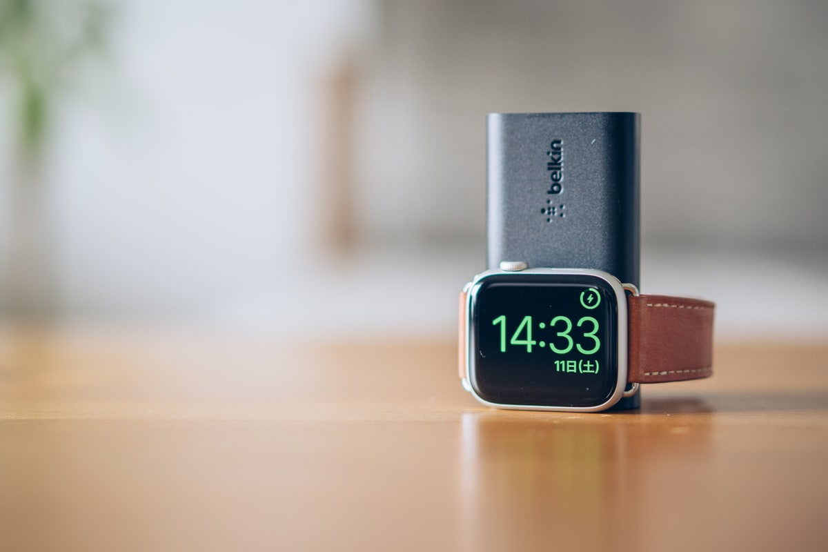 Belkin BOOST CHARGE Apple Watch用モバイルバッテリーを充電スタンドとして活用する様子