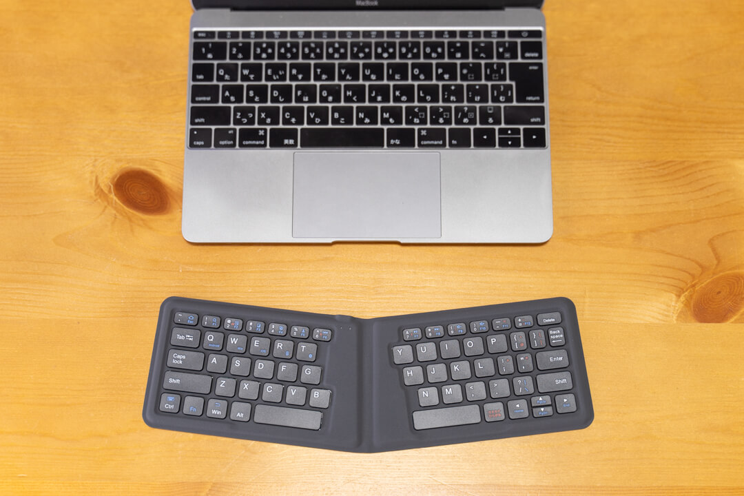 iClever IC-BK06の広げた状態をmacbookのキーボードと比較