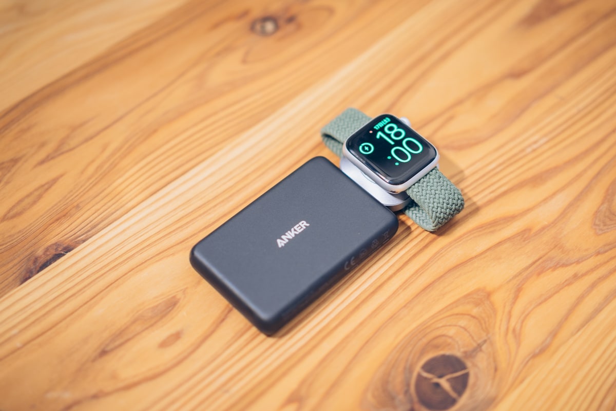 Anker PowerCore Magnetic 5000でApple Watchを充電する様子