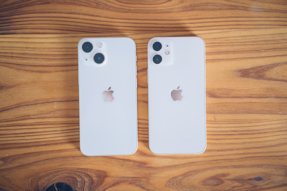 スターライトのiPhone13 miniとホワイトのiPhone12 miniを比較した写真