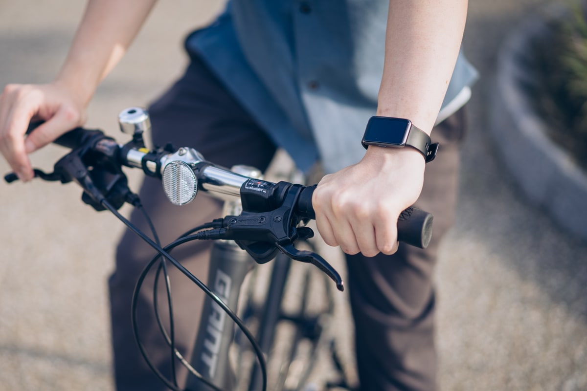 Huawei Watch Fitをつけて自転車を漕ぐ様子