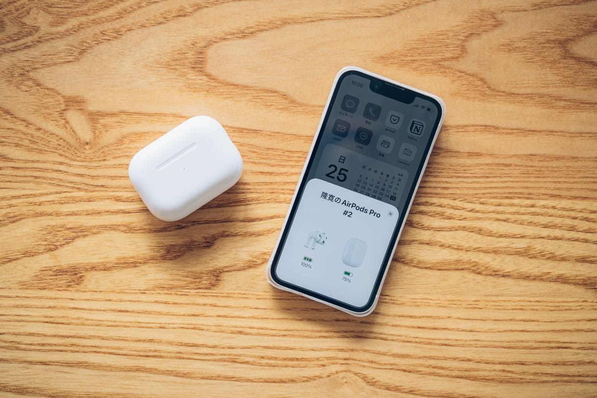 Apple AirPods Pro 2のバッテリー残量を確認する様子