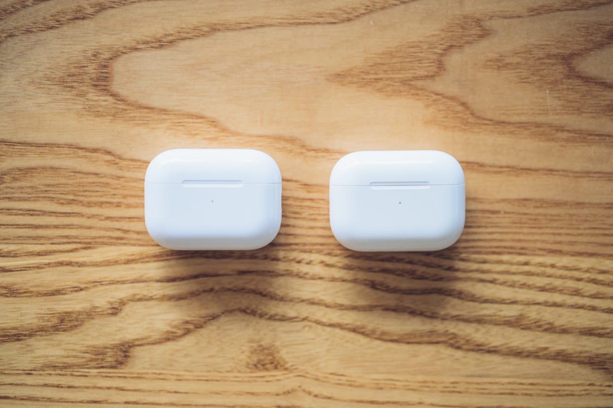 Apple AirPods Pro 2とApple AirPods Proを比較する様子