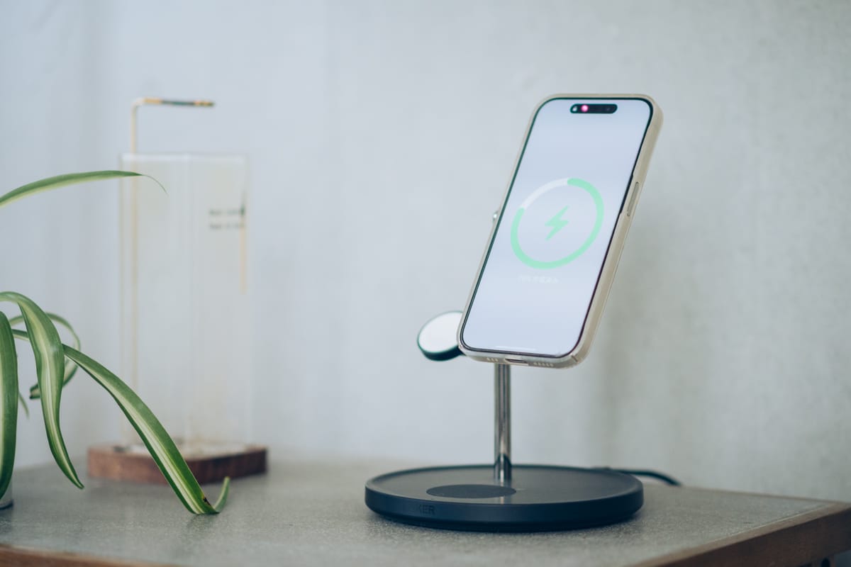 iPhoneをAnker MagGo Wireless Charging Station(3-in-1 stand)で充電する様子