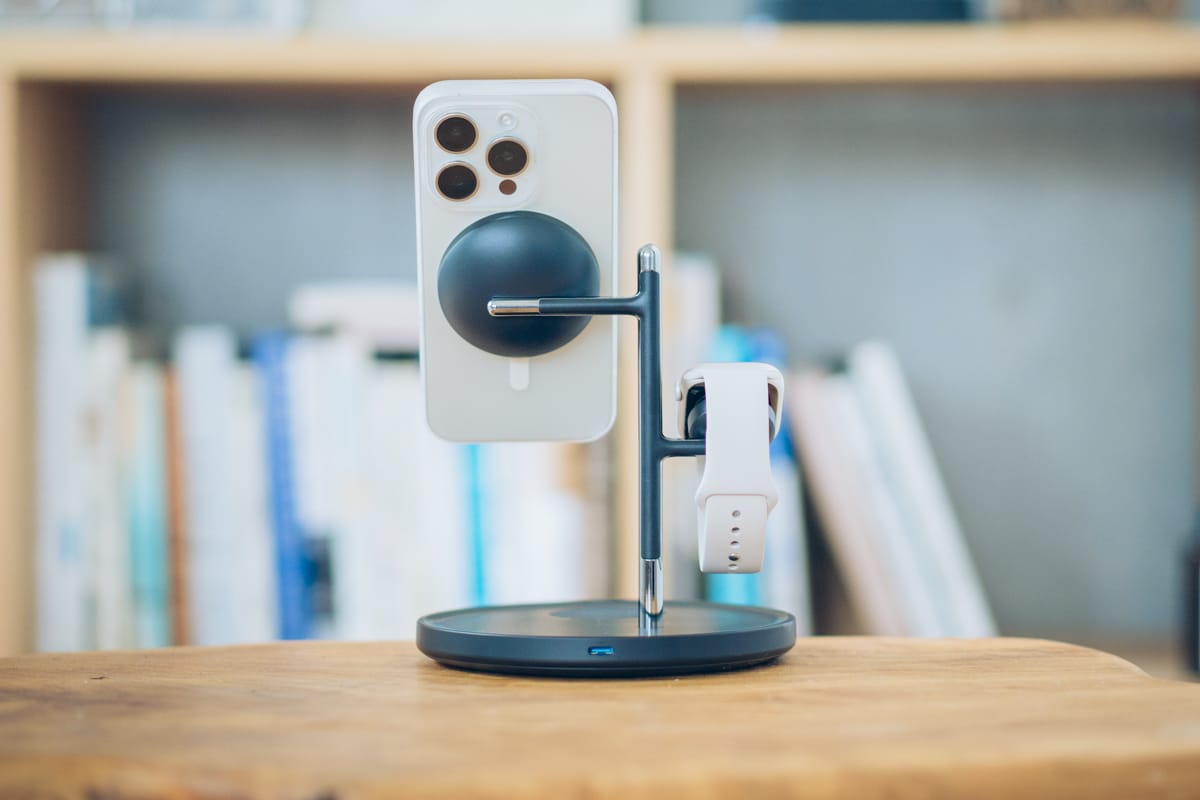 iPhoneをAnker MagGo Wireless Charging Station(3-in-1 stand)で充電する様子