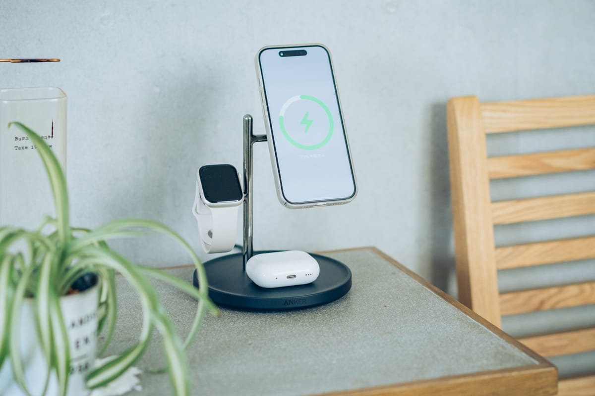 Anker MagGo Wireless Charging Station(3-in-1 stand)でiPhoneを充電する様子