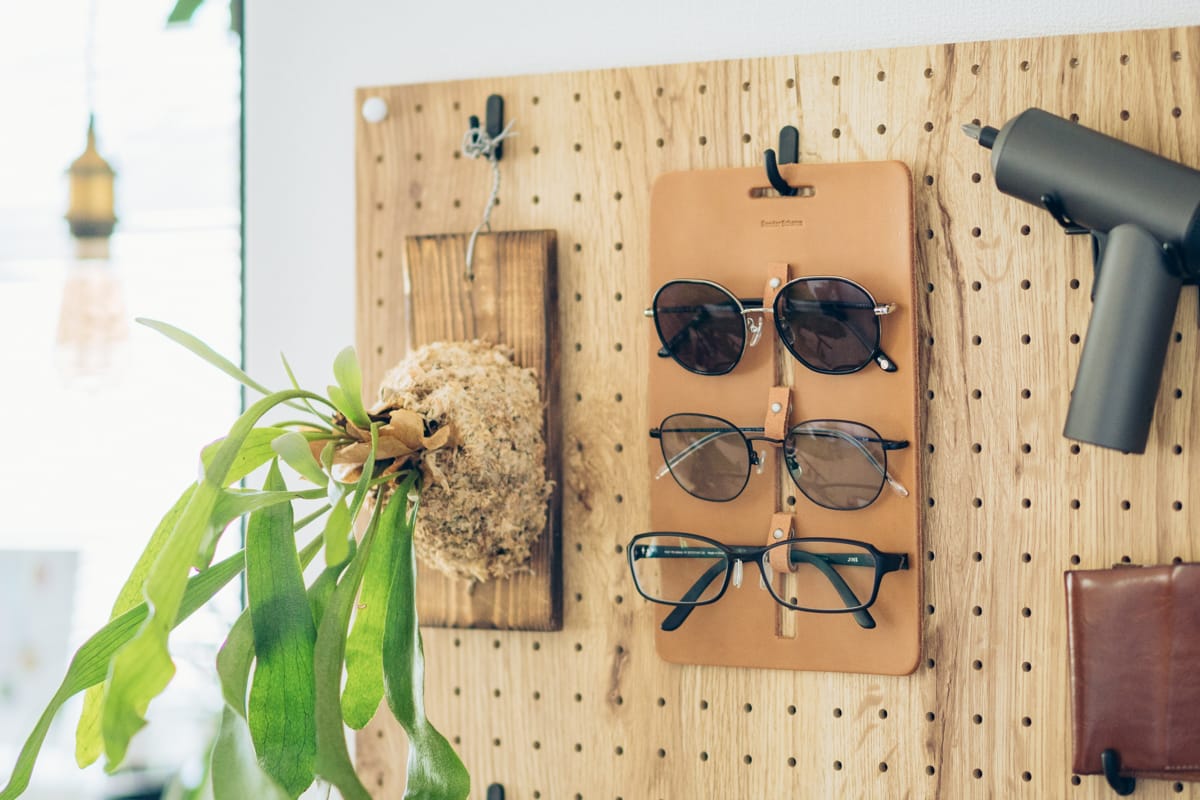 Hender Scheme glass wall holder