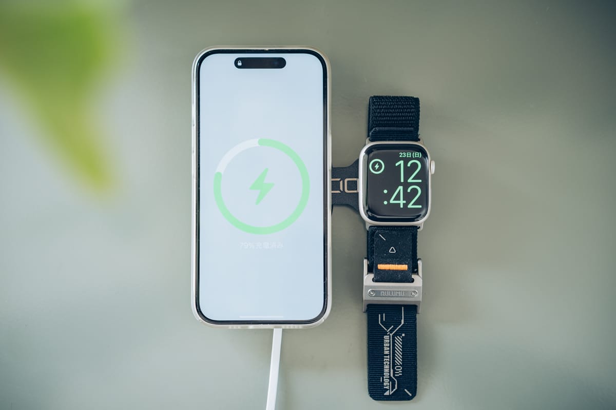 CIO NovaWave 3WayでApple WatchとiPhoneを充電する様子