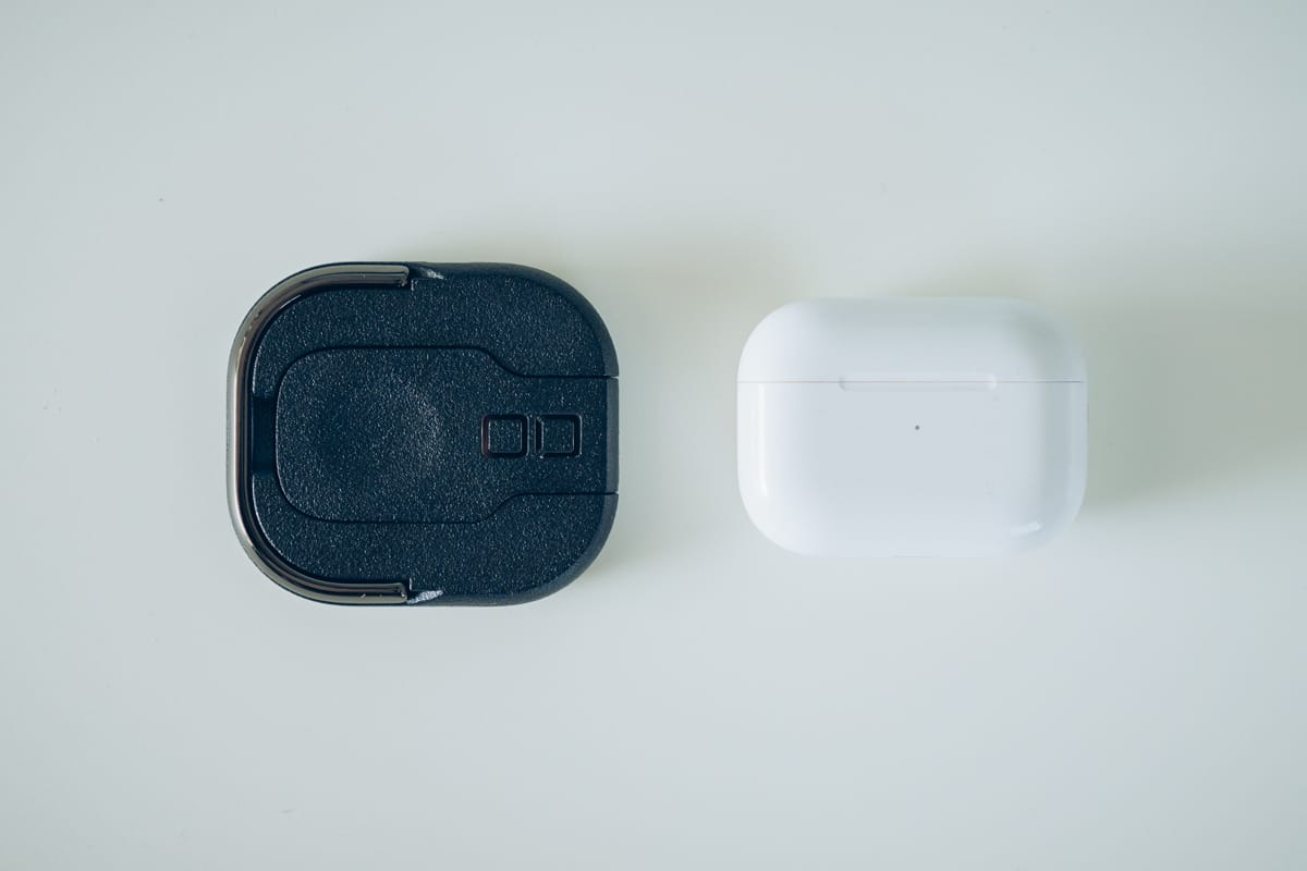 CIO NovaWave 3Way本体の大きさをAirPods Proと比較する様子