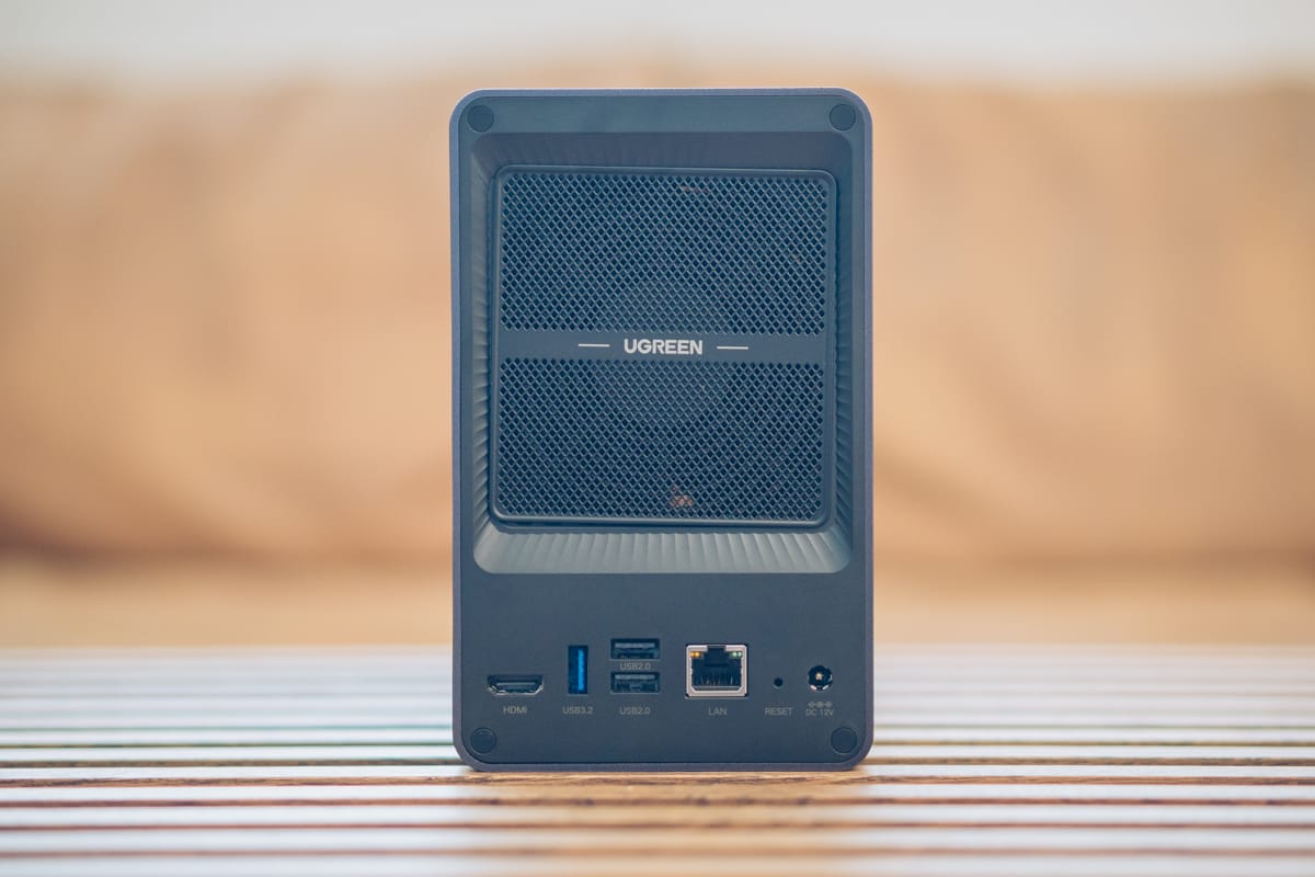 UGREEN NASync DXP2800背面