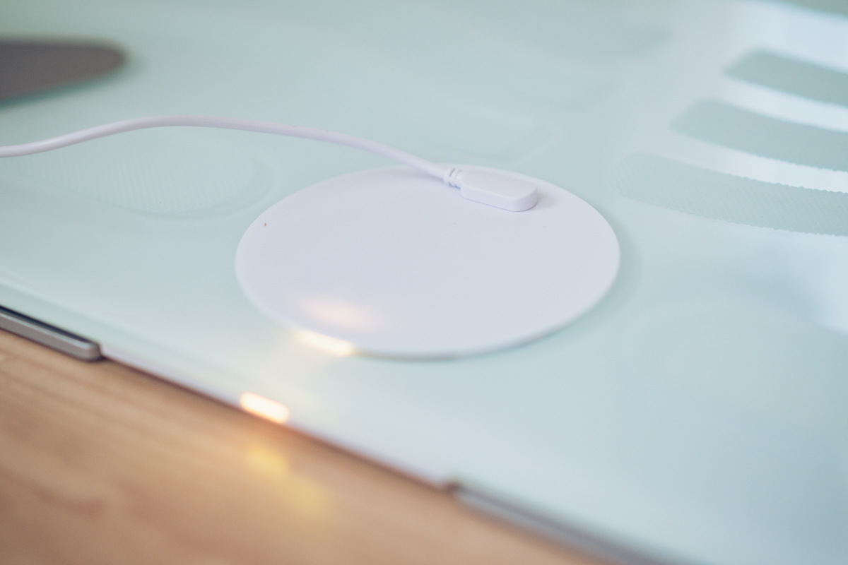 SmartBathMatの充電用端子