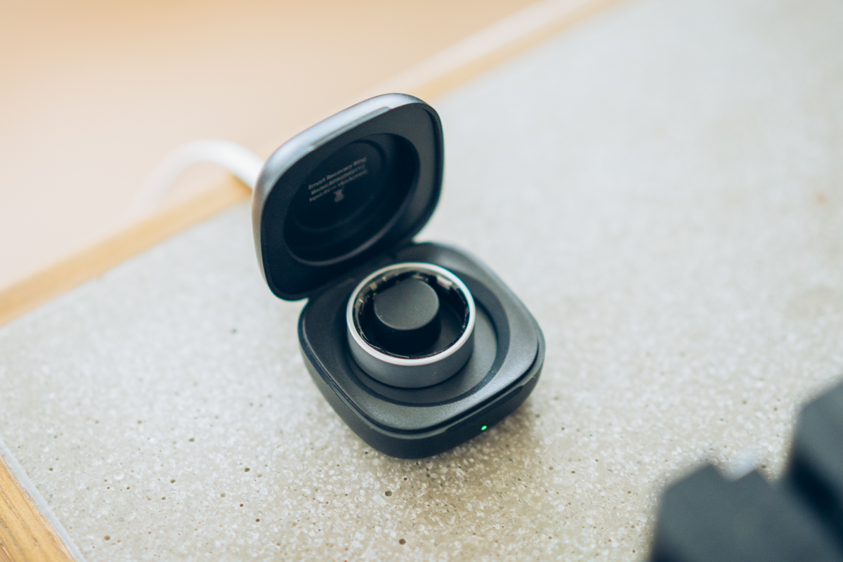 Smart Recovery Ringを充電する様子