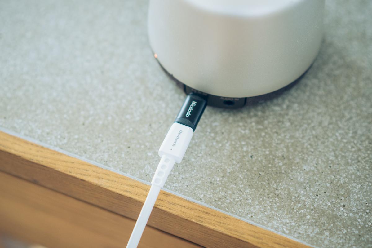 Mcdodoの変換アダプターでmicroUSB-Cのワイヤレススピーカーを充電する様子