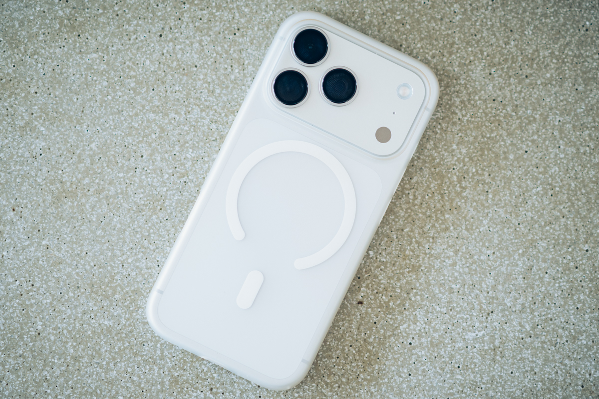 THE FROST AIR ULTRA (Magnetic)にiPhoneを装着する様子