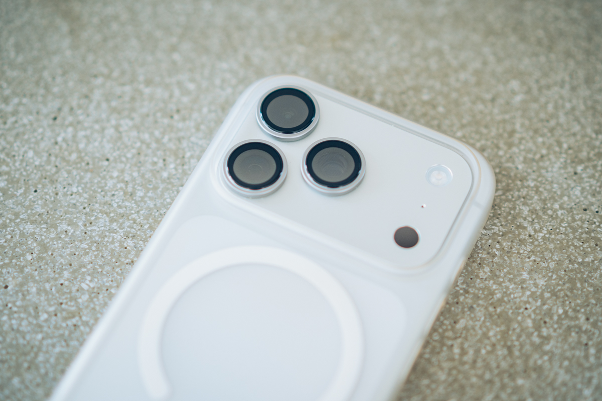 THE FROST AIR ULTRA (Magnetic)にiPhoneを装着する様子