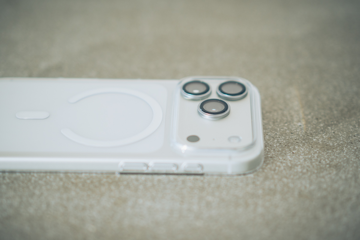THE INVISIBLE AIRをiPhoneに装着する様子