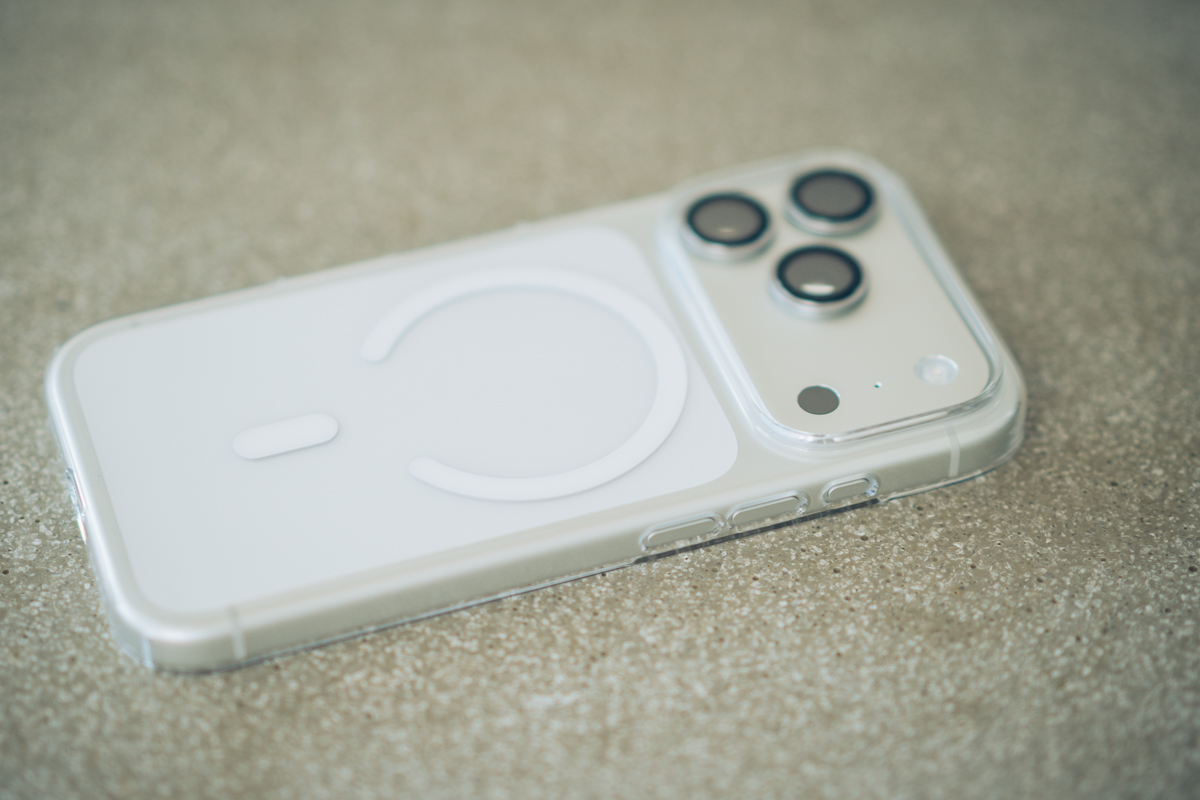 THE INVISIBLE AIRをiPhoneに装着する様子
