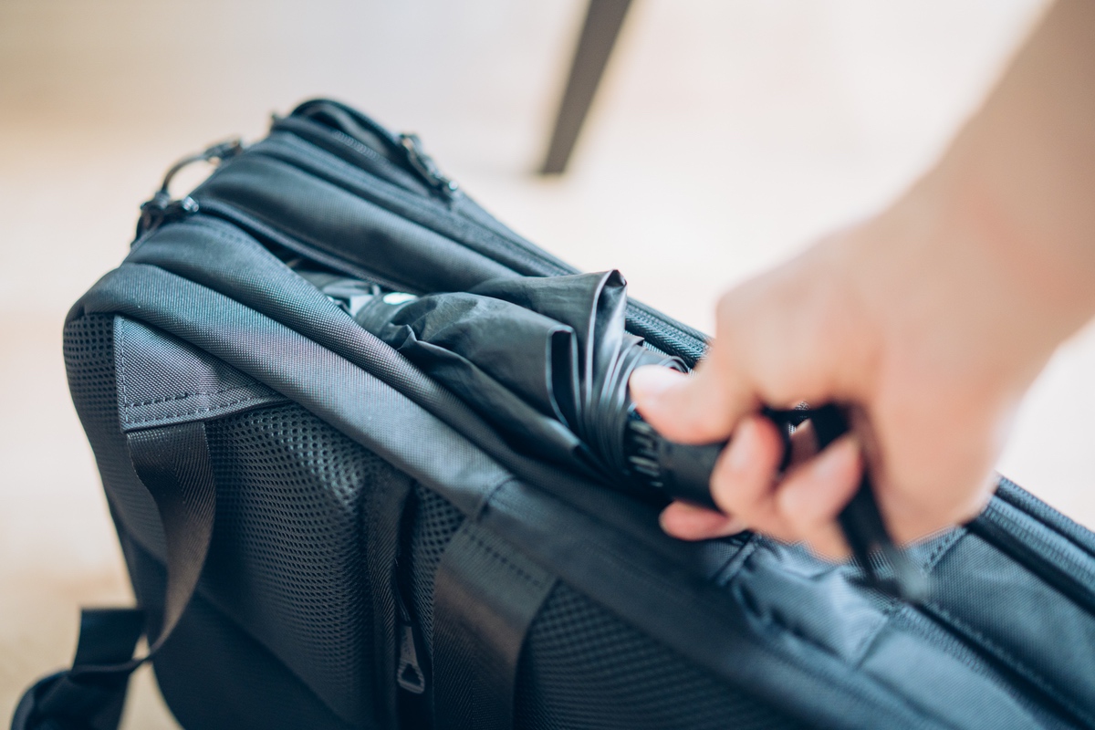 HOLICC One miniの収納ポケットに傘をしまう様子