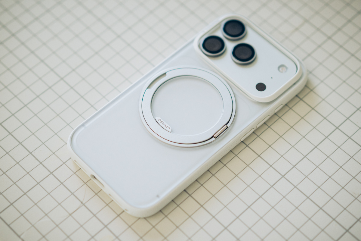 iPhoneに装着したTORRAS Ostand O3 Fitness ホワイトの外観