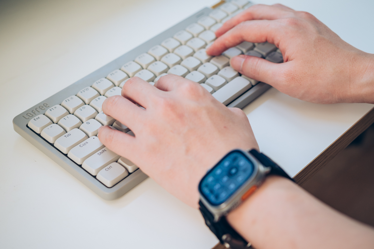 LOFREE FLOWでタイピングする様子