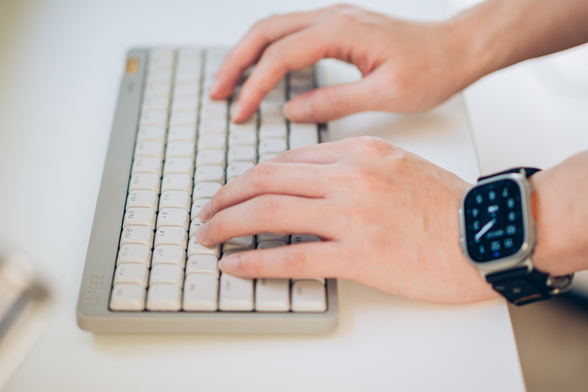 Lofree Flow Lite 84でタイピングする様子