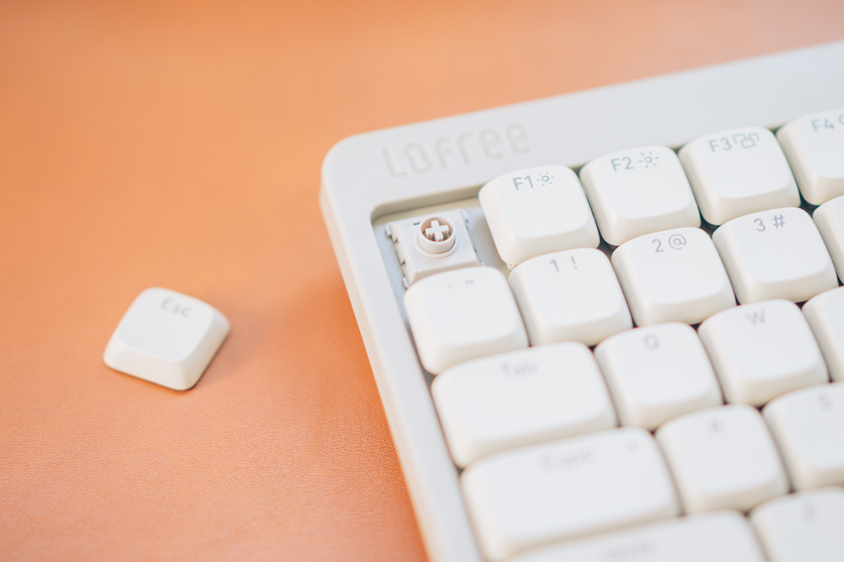 LOFREE FLOW lightのキーを取り外す様子