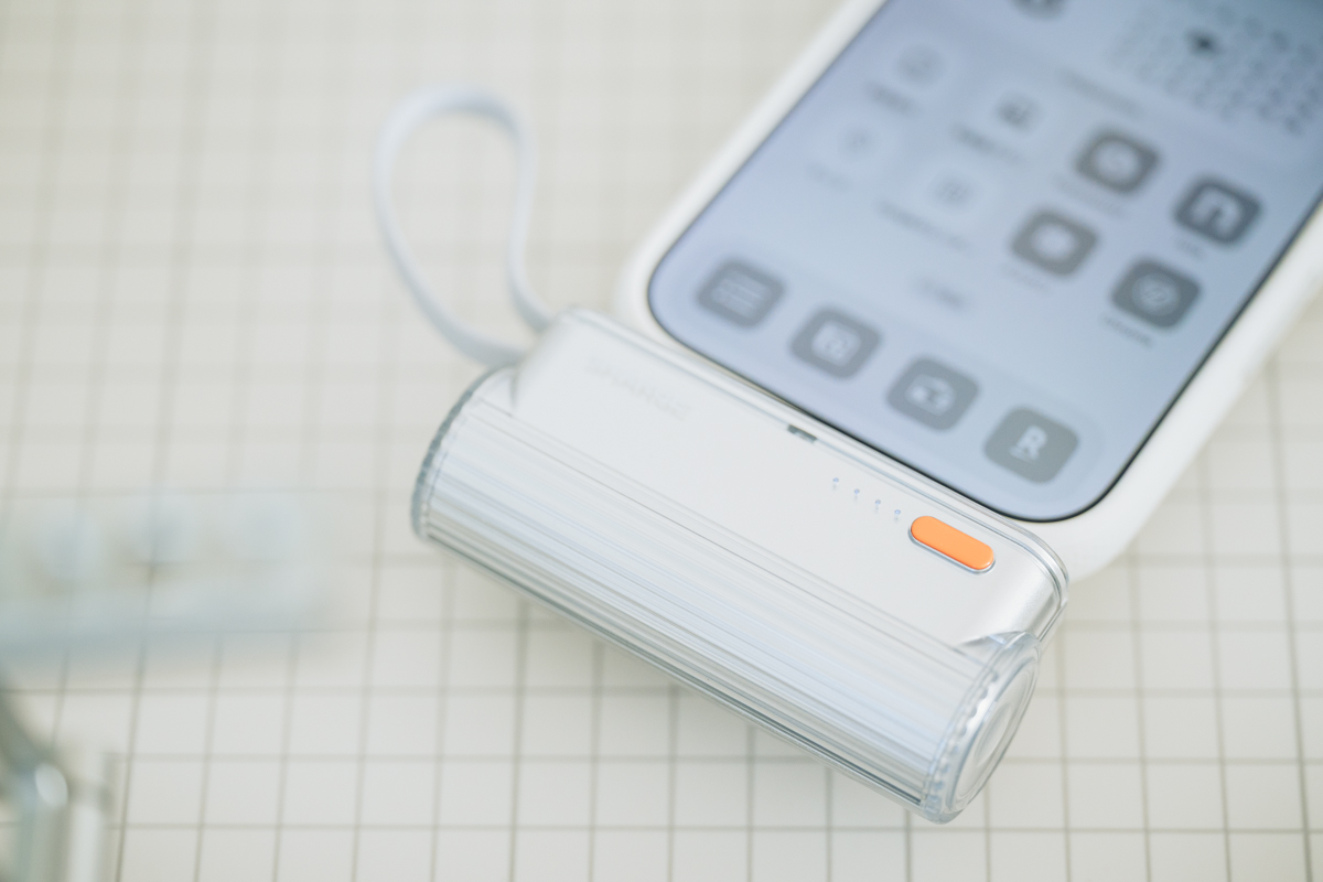 SHARGE FlowMini2でiPhone17Proを直挿充電する様子