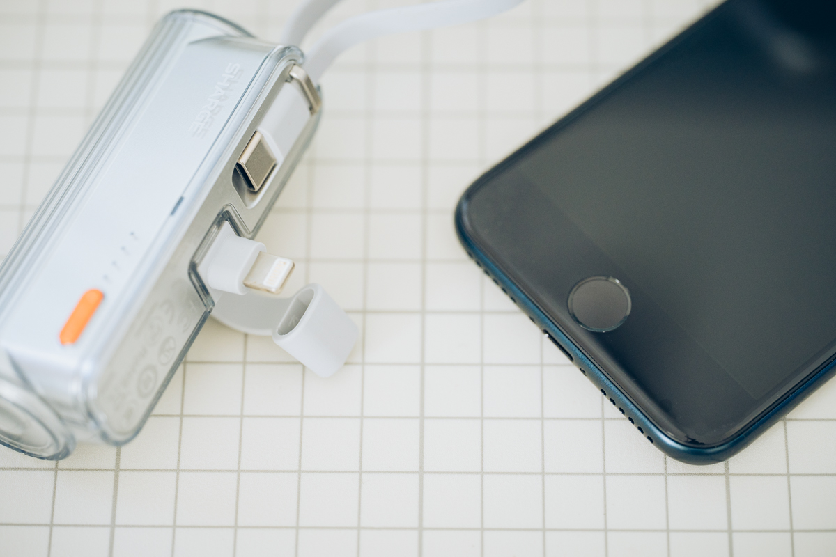 SHARGE FlowMini2でiPhoneSEを直挿充電する様子