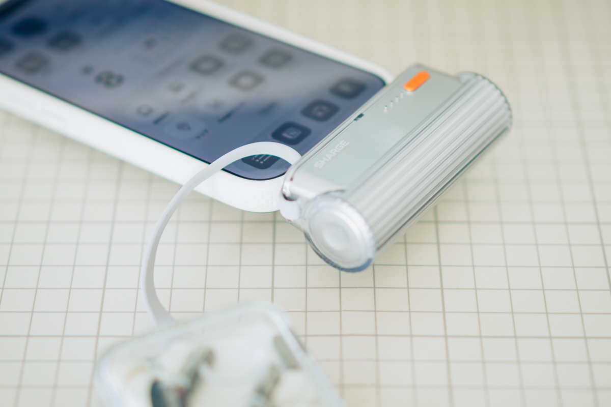 SHARGE FlowMini2でiPhone17Proを直挿充電する様子