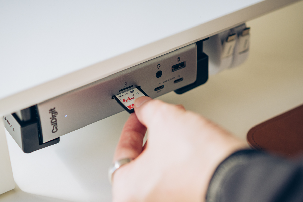 CalDigit TS4の前面ポートにSDカードを挿す様子