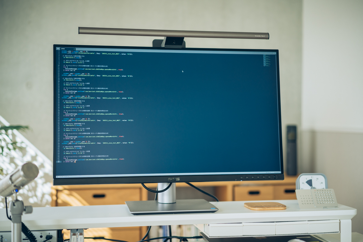 ASUS ProArt PA27JCV（5Kモニター）のディスプレイをアップで撮影