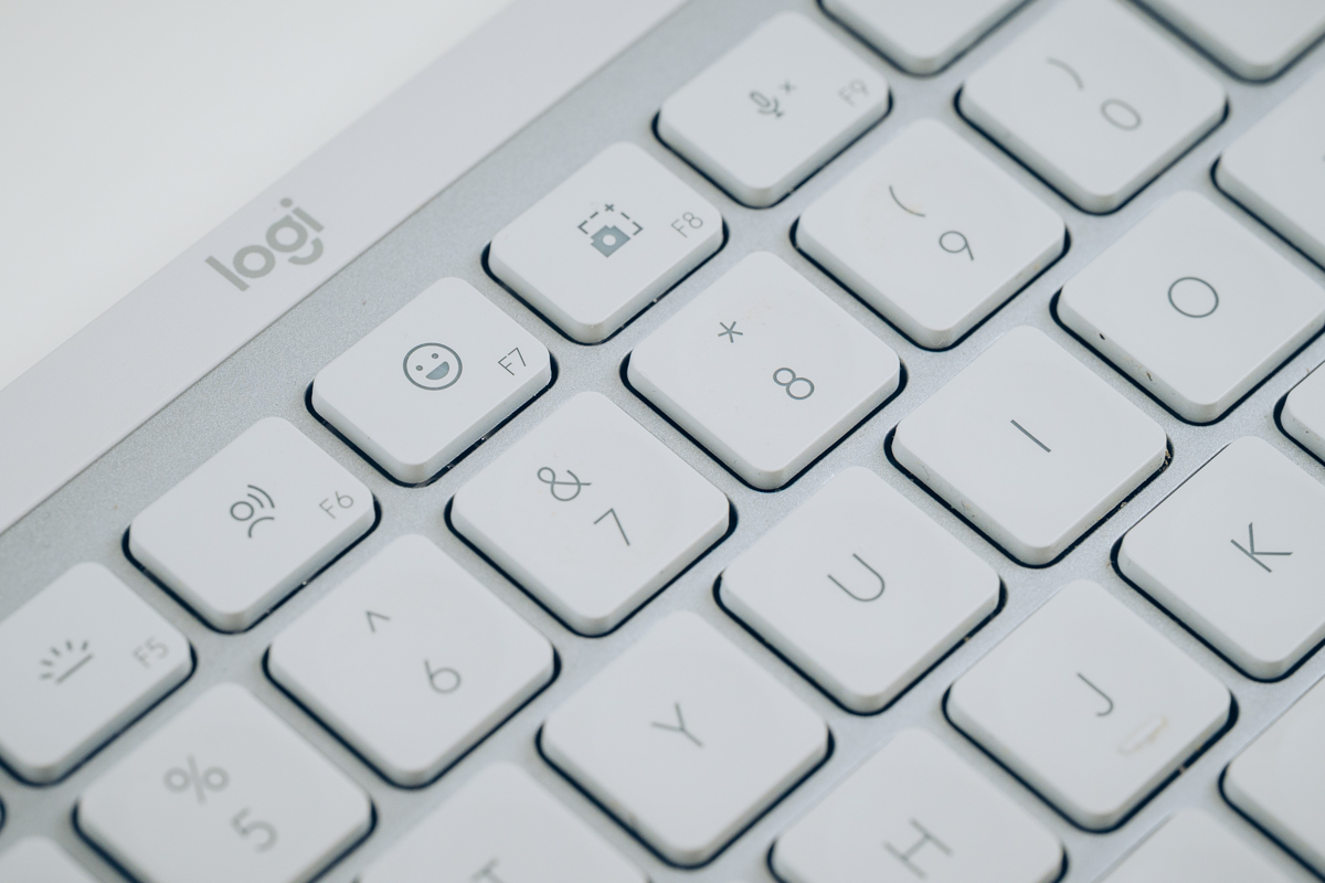 MX KEYS mini for mac（US配列キーボード）をアップで撮影