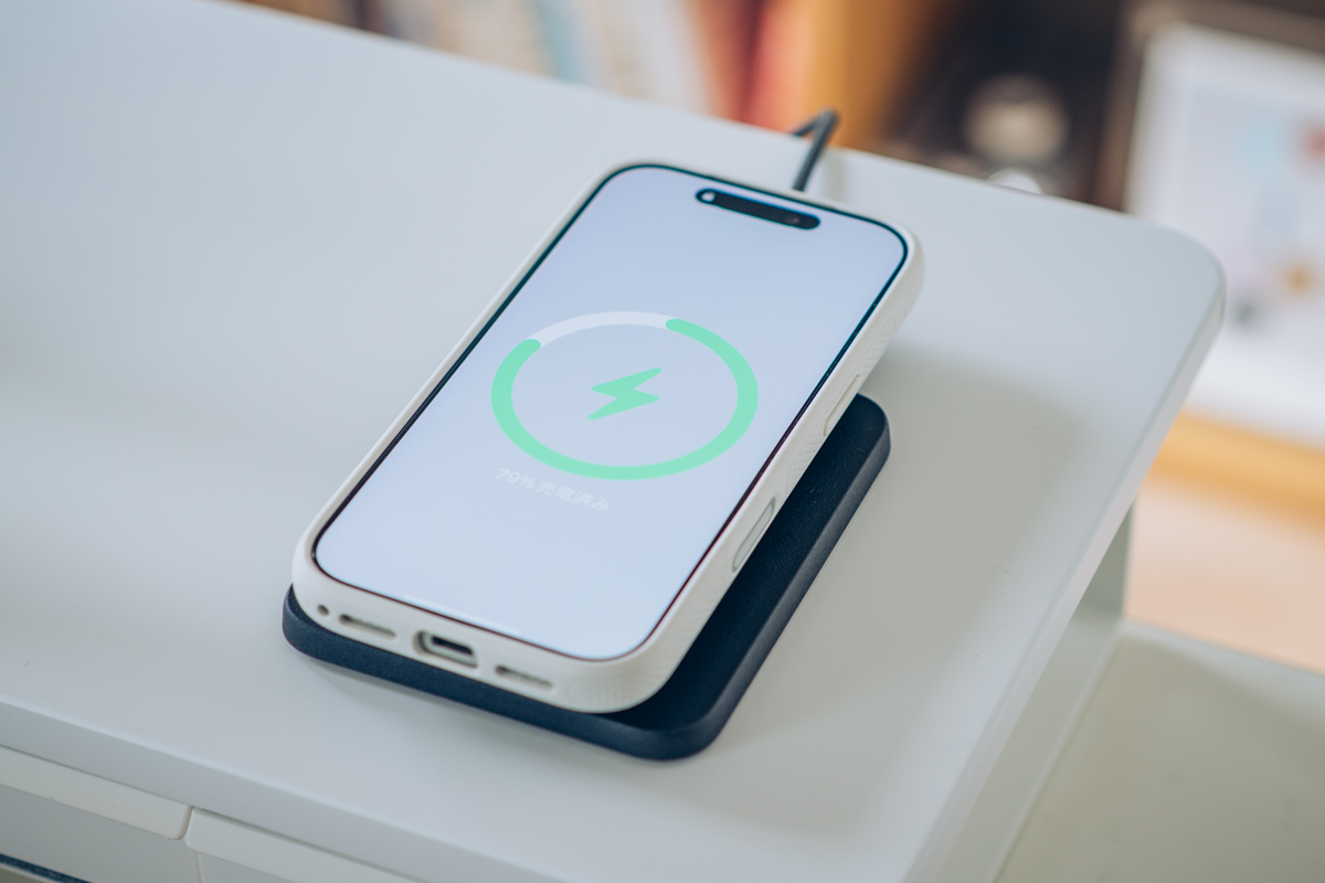 CIO マグウォーマー2でiPhoneを充電する様子