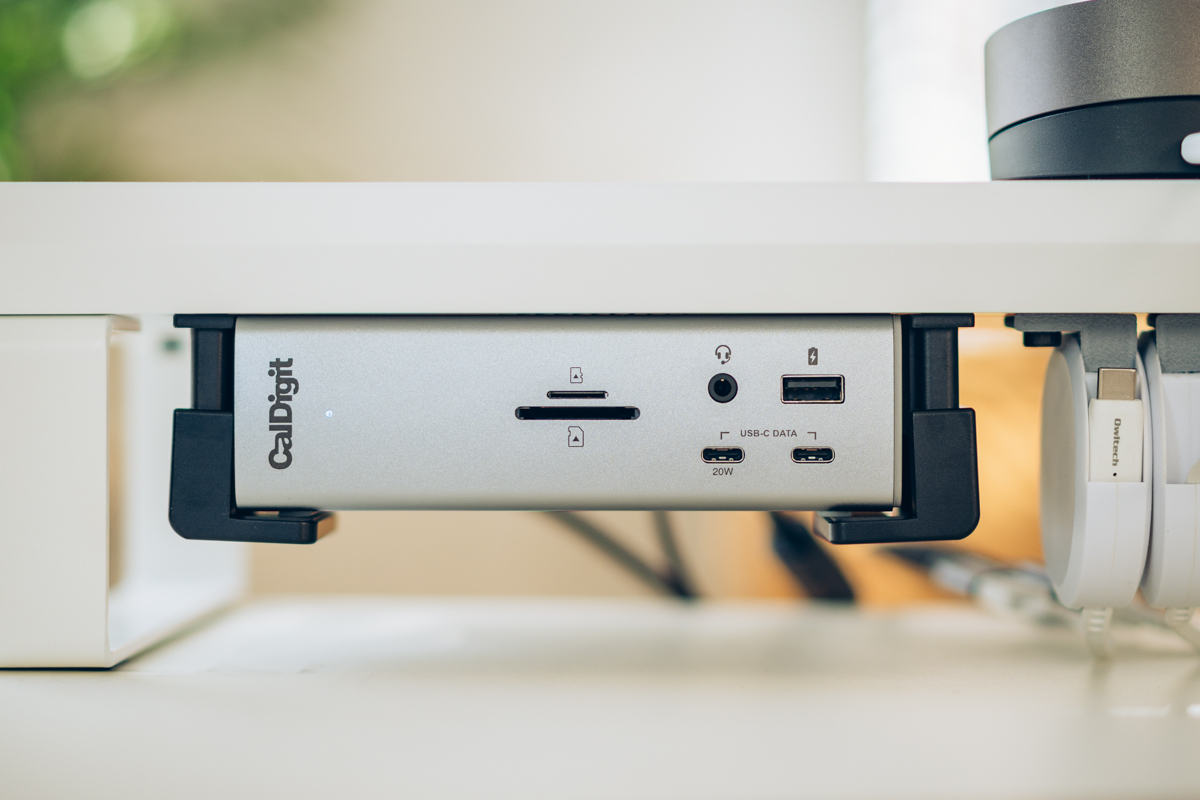 CalDigit TS4（ドッキングステーション）を正面から撮影
