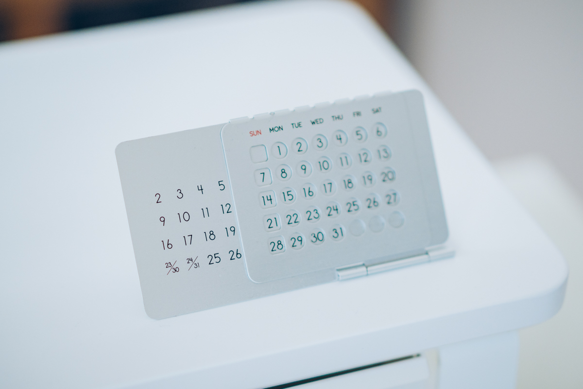 アルミ万年カレンダー