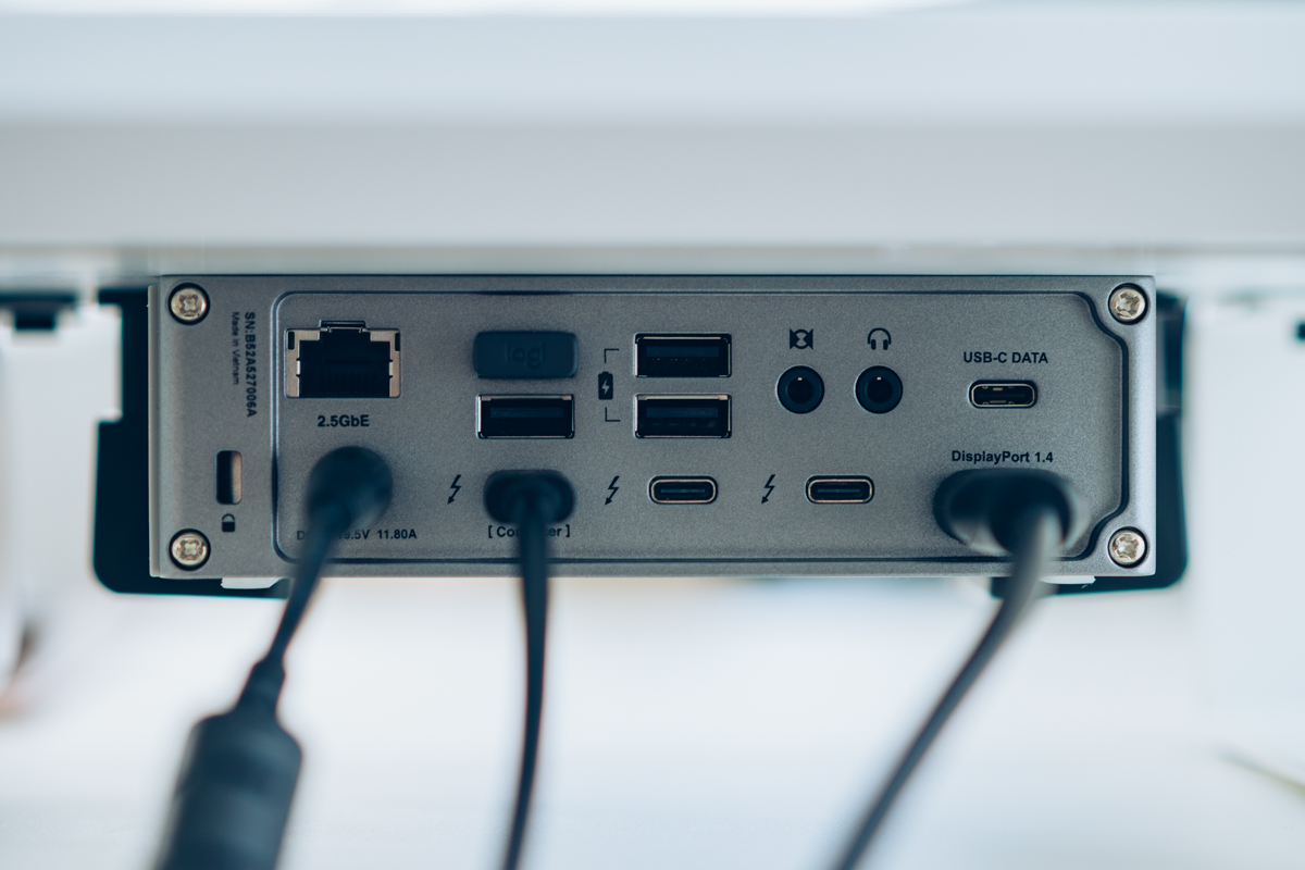 CalDigit TS4（ドッキングステーション）の背面ポートを撮影