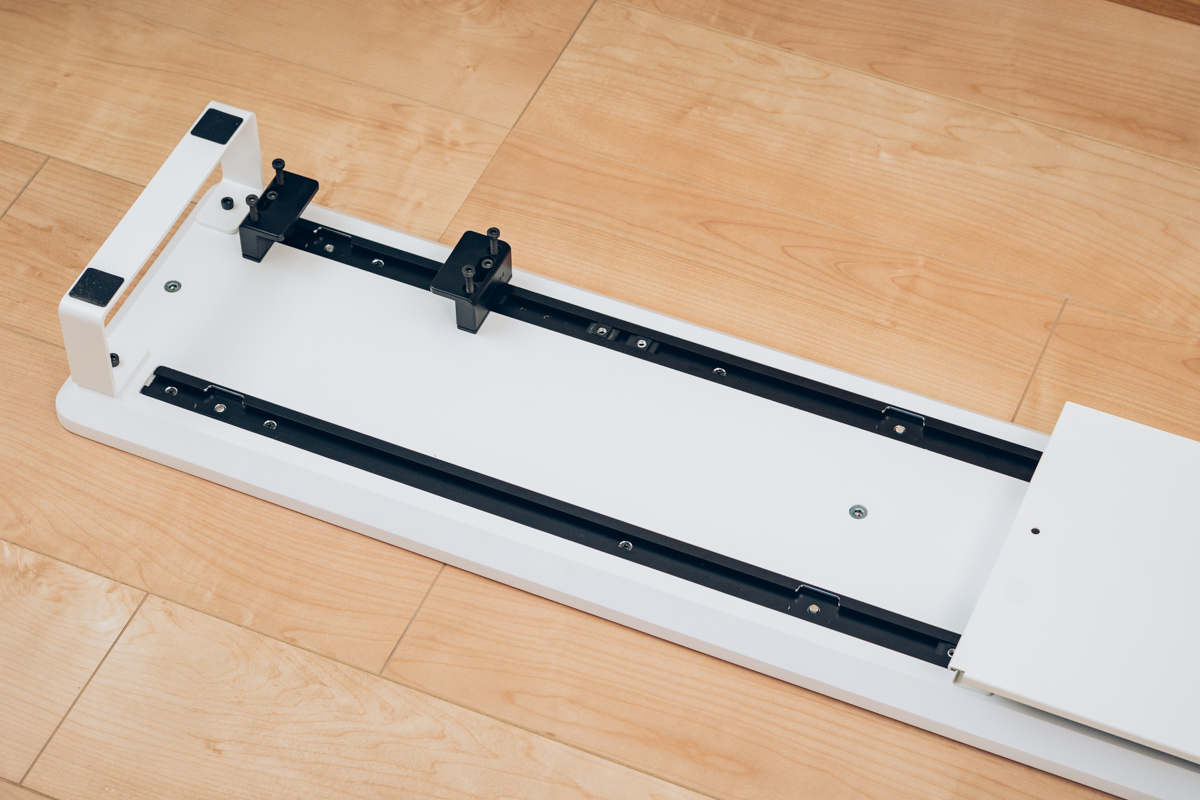 Preducts Dashboard（デスクシェルフ）の天板裏に設置されたスライダー