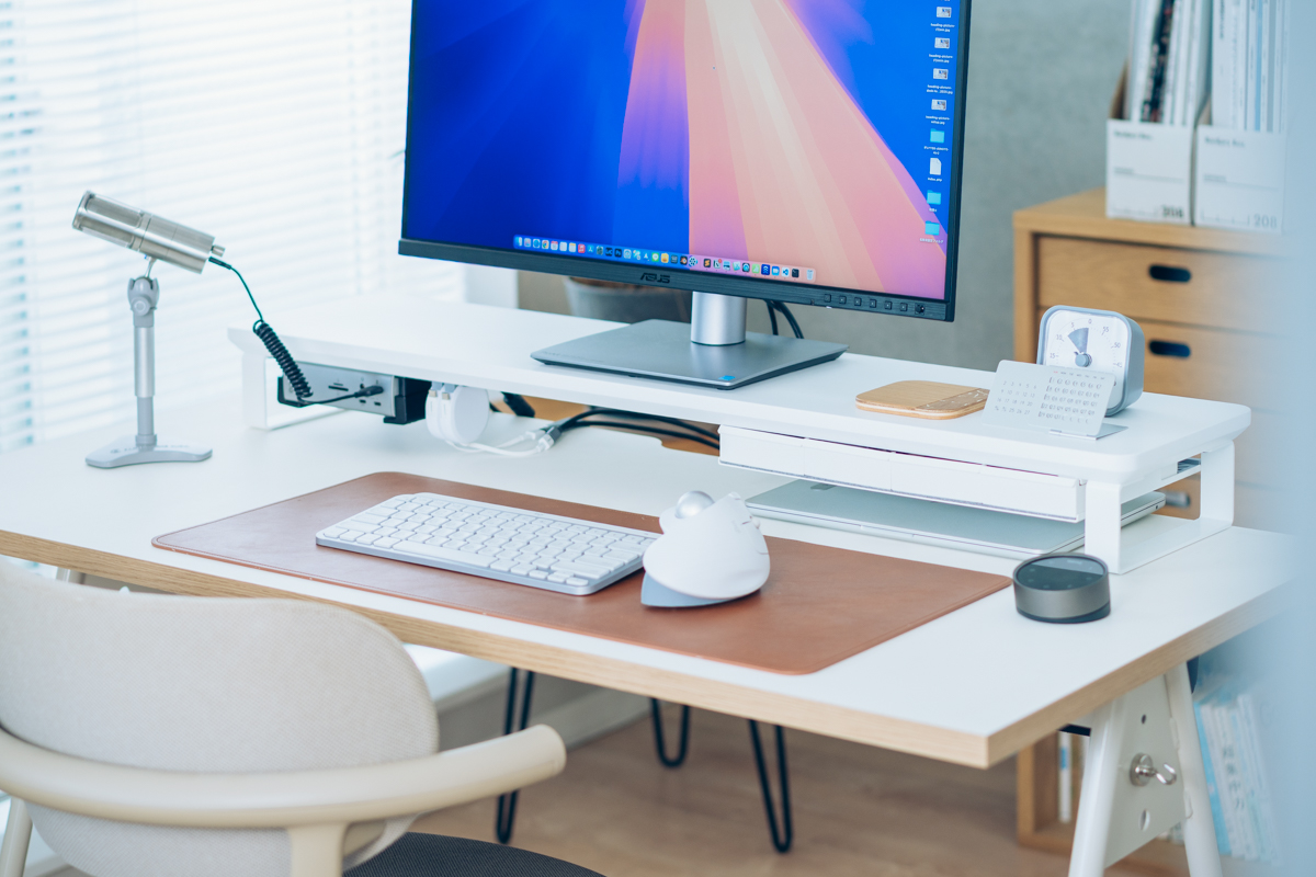 白を基調としたPCデスクの全景