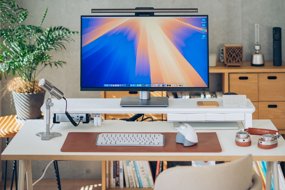 白を基調としたPCデスクの全景