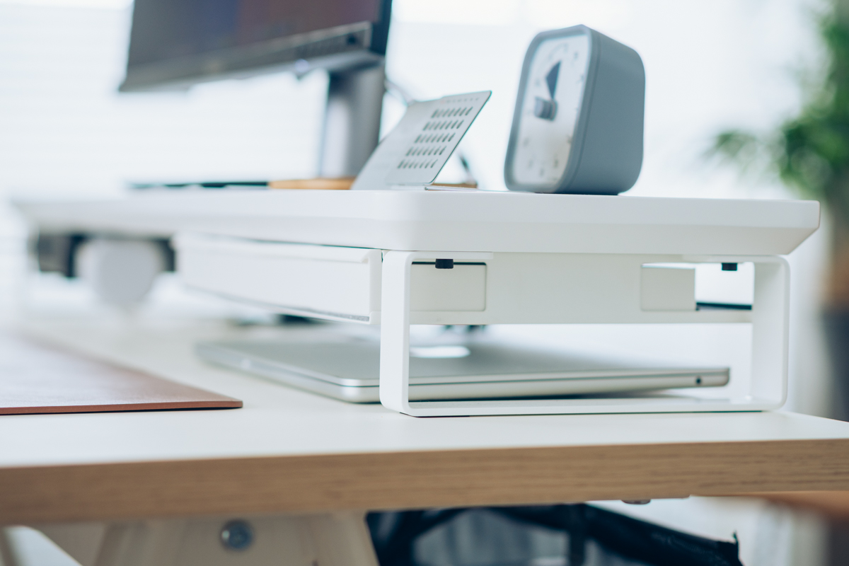 新たに設置したデスクシェルフ