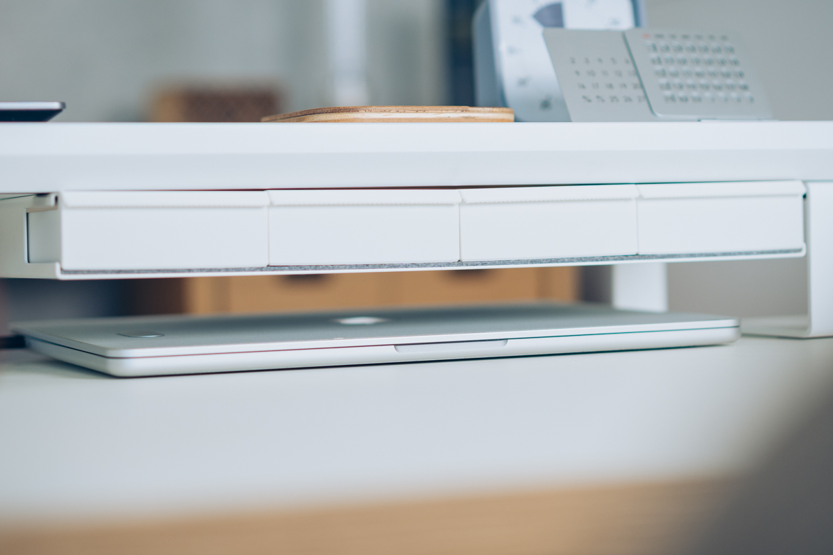 DashBoadのシステムトレーの下にMacBook Airを置く様子