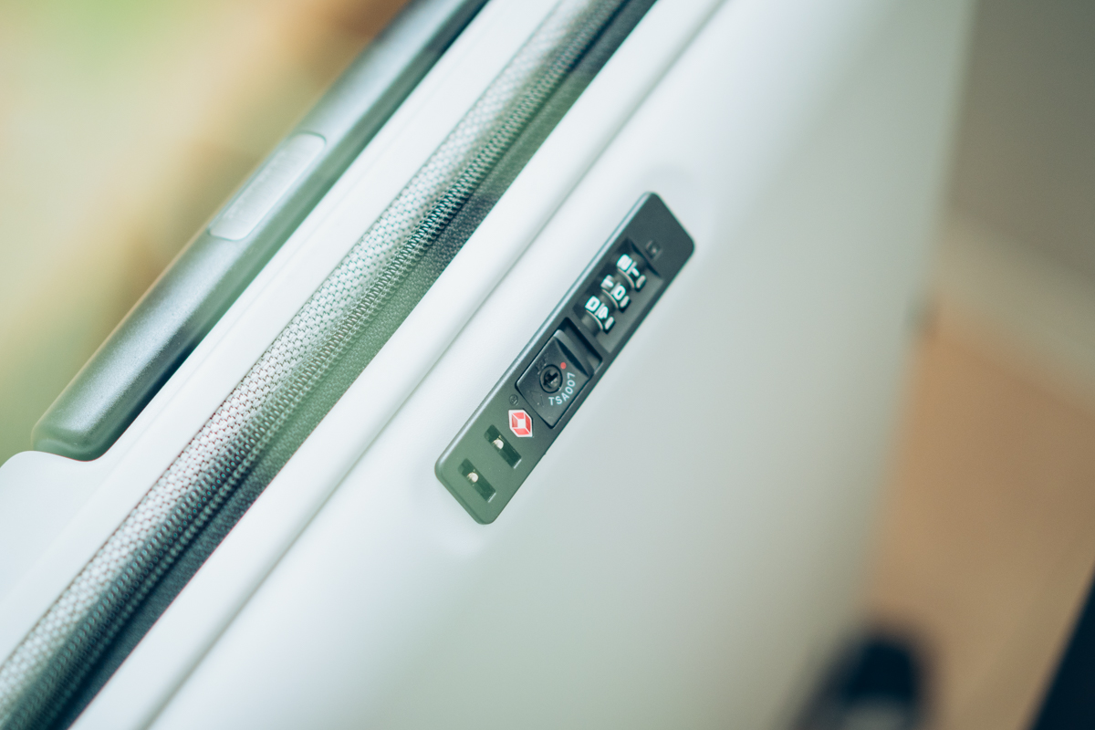 PebbleのTSA対応のダイヤル式ロックを撮影する様子