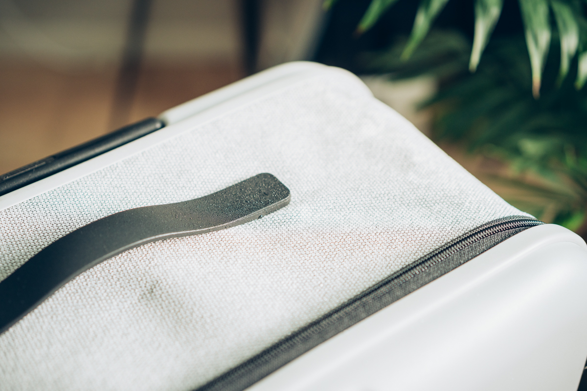 JOLLYING Pebbleの折りたたみ素材を濡らしてみた様子