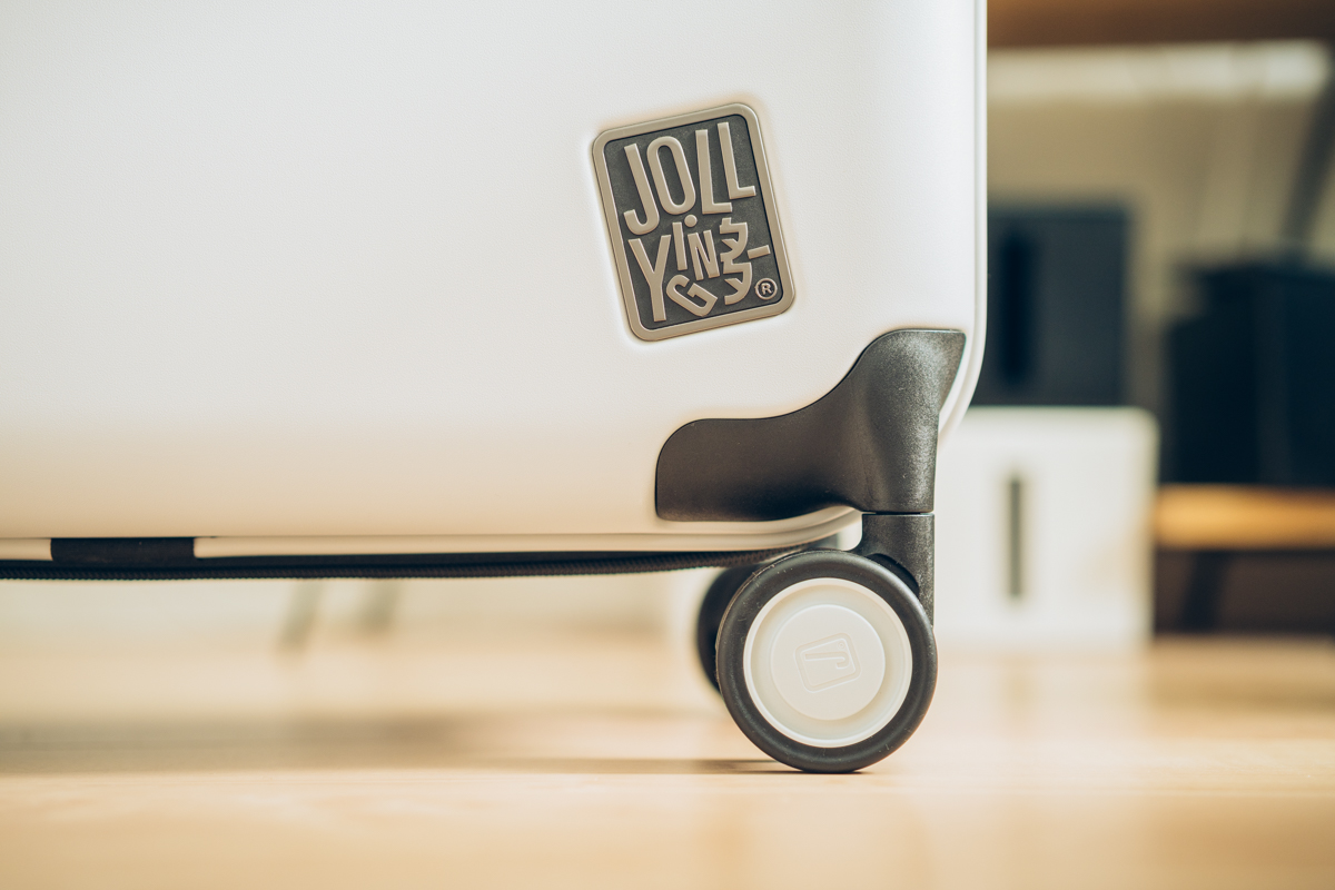 Pebbleのキャスターをアップで撮影