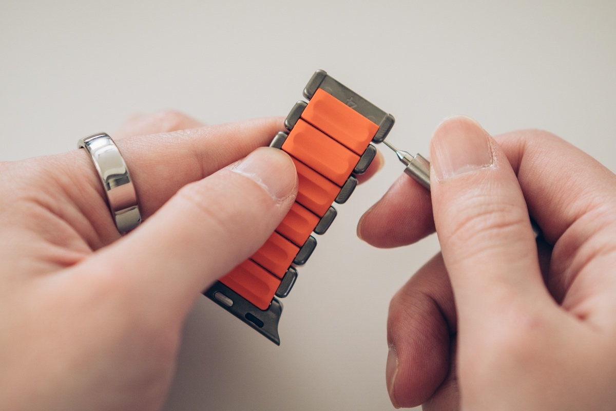 NOMAD Stratos Bandの長さを調整する様子