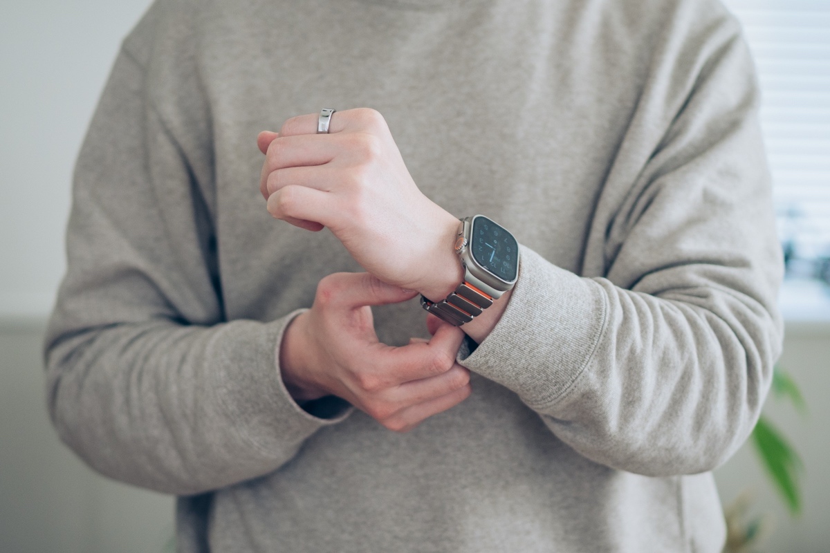 NOMAD Stratos Bandを着用する様子