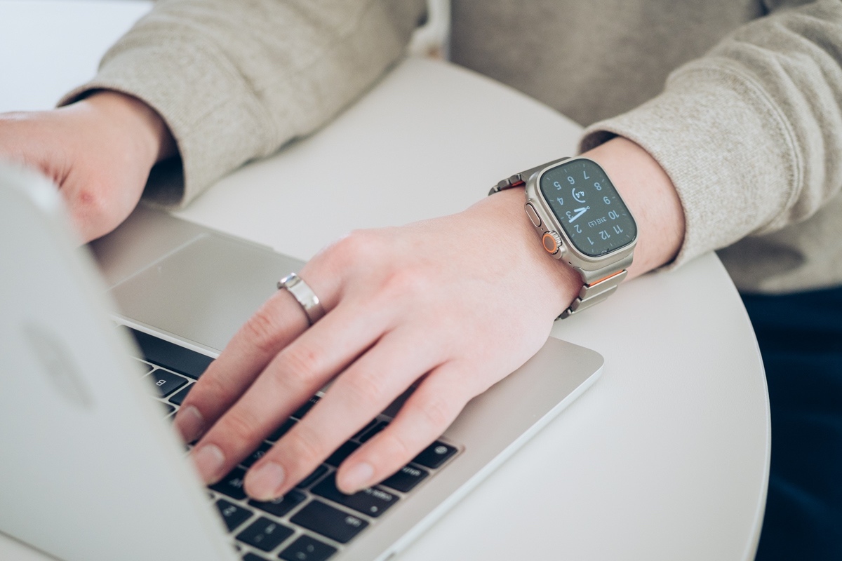 NOMAD Stratos Bandを着用してパソコン作業する様子