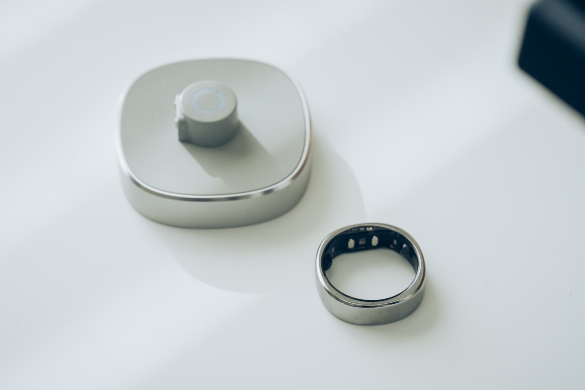RingConn Gen 2 Airの充電器を撮影