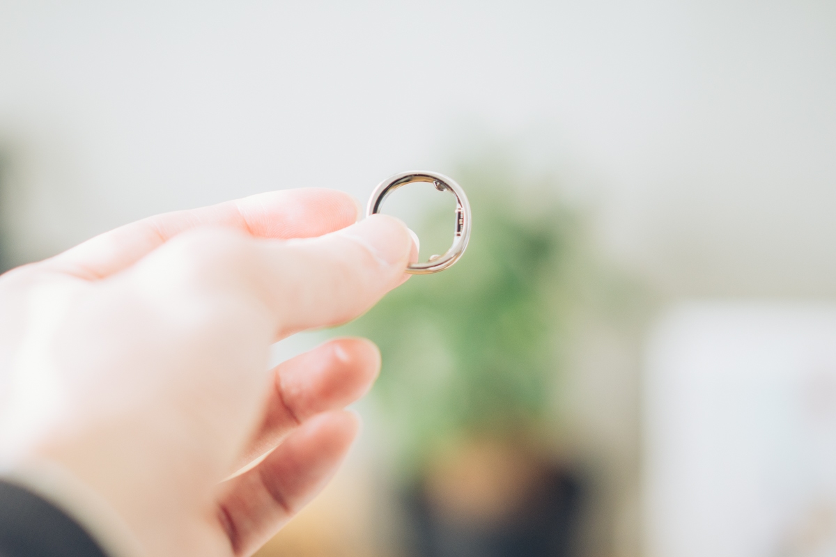 RingConn Gen 2 Airを手に持つ様子