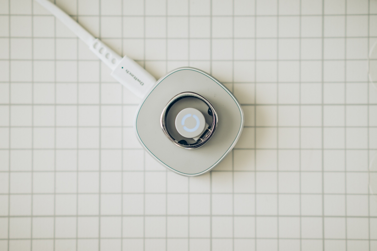 RingConn Gen 2 Airを充電する様子